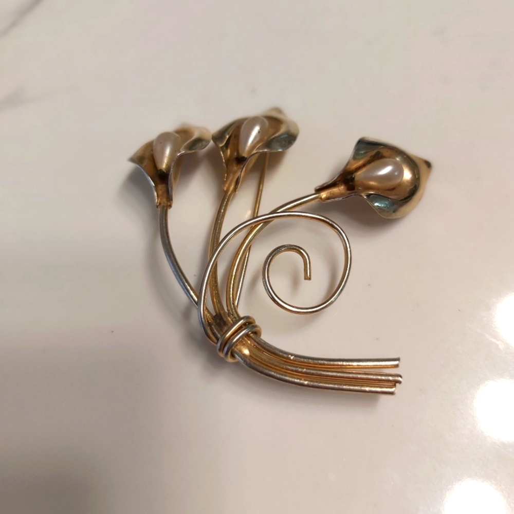 Vintage calla flower pin